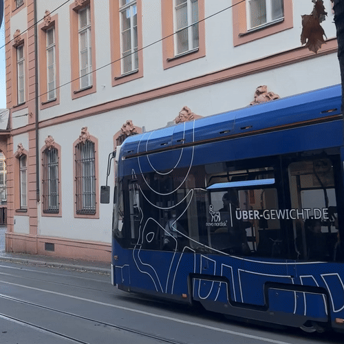 straßenbahn_werbung_ganzgestaltung_plus_storywerft_beispiel